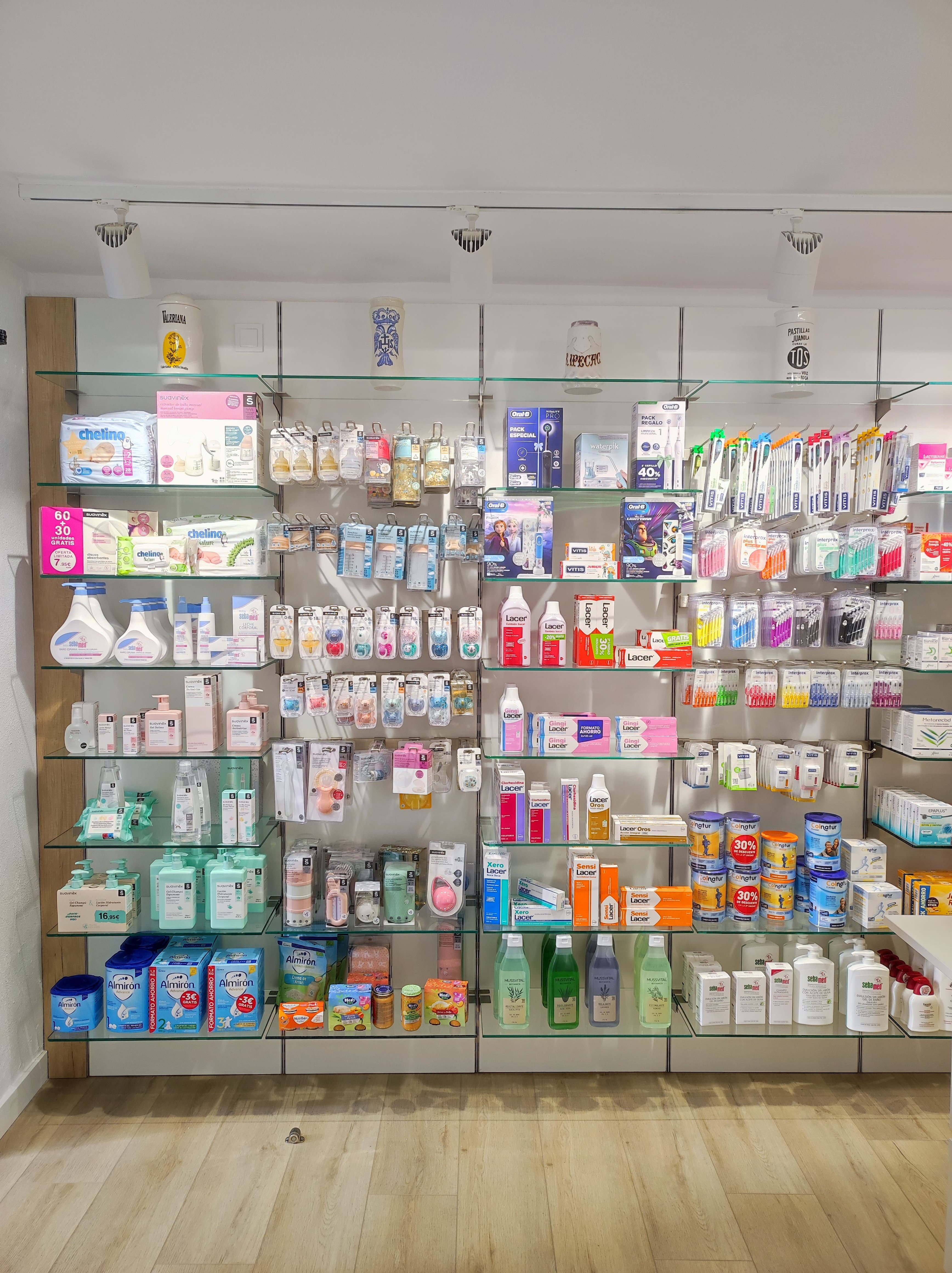 Interior de Farmacia Ricardo Revilla