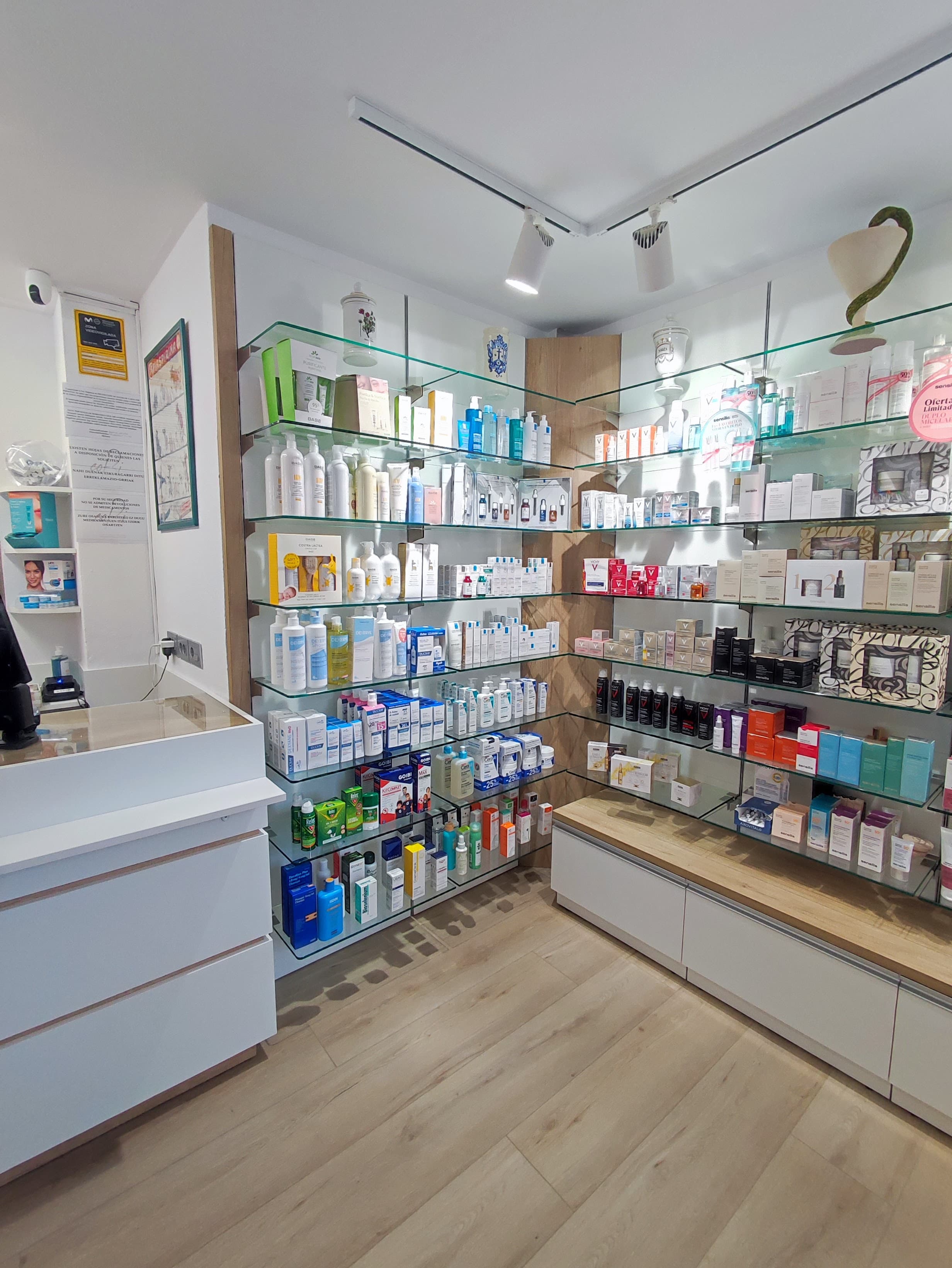 Interior de Farmacia Ricardo Revilla