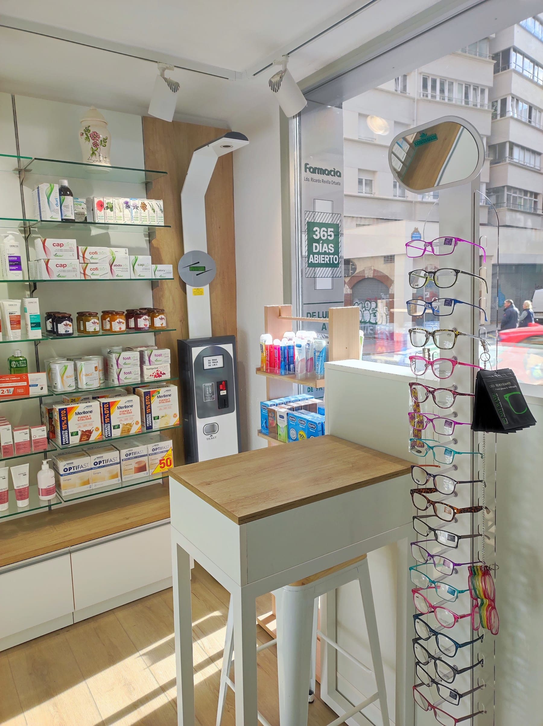 Zona de atención de Farmacia Ricardo Revilla