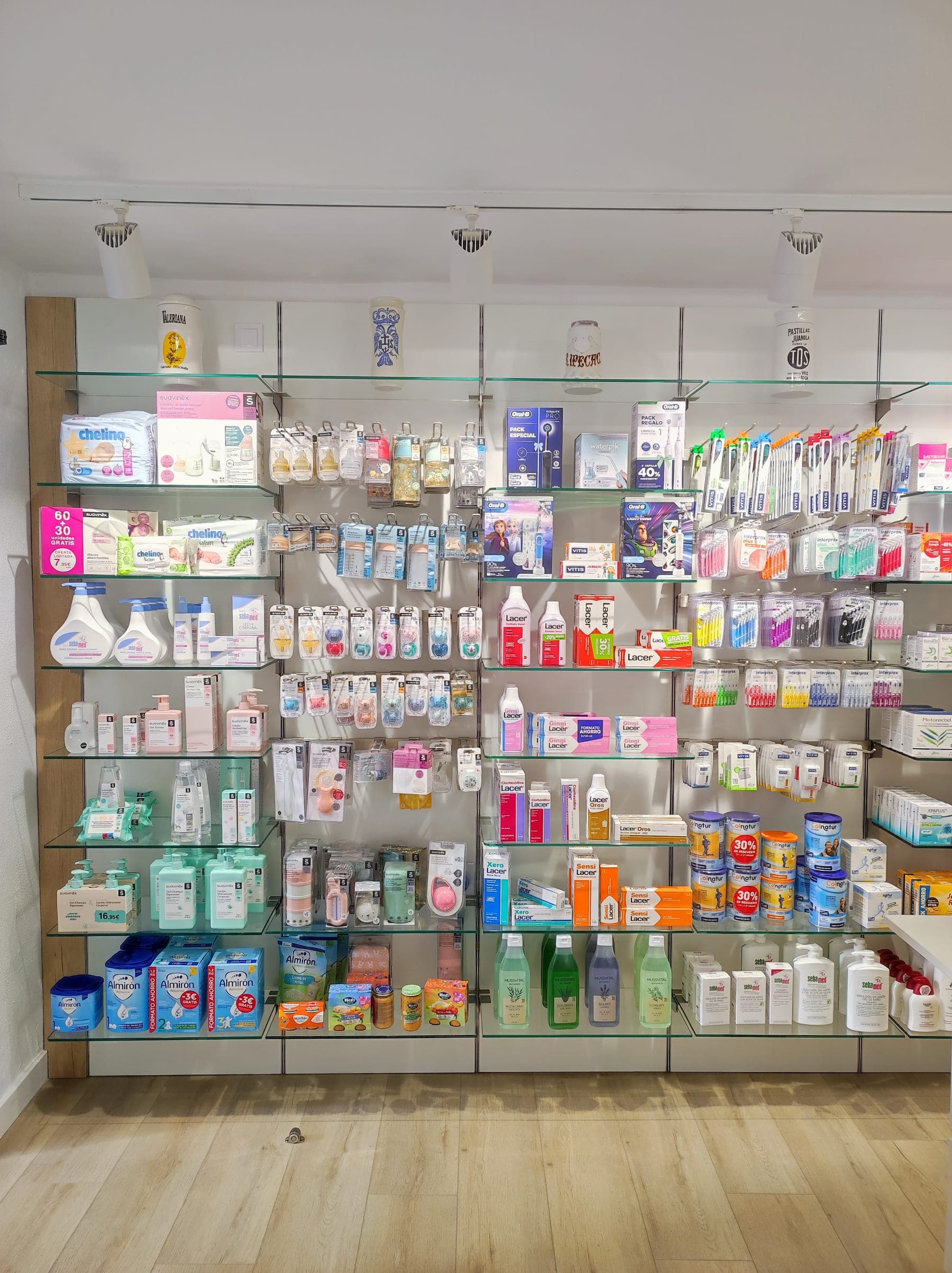 Interior de Farmacia Ricardo Revilla