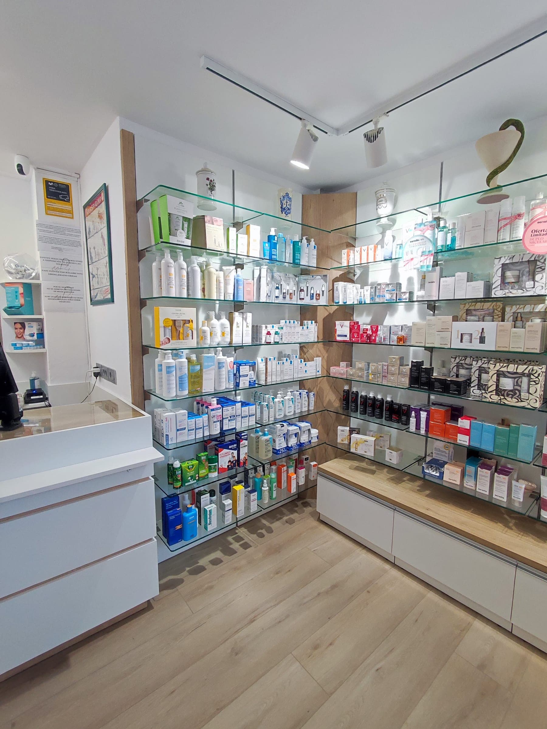 Interior de Farmacia Ricardo Revilla