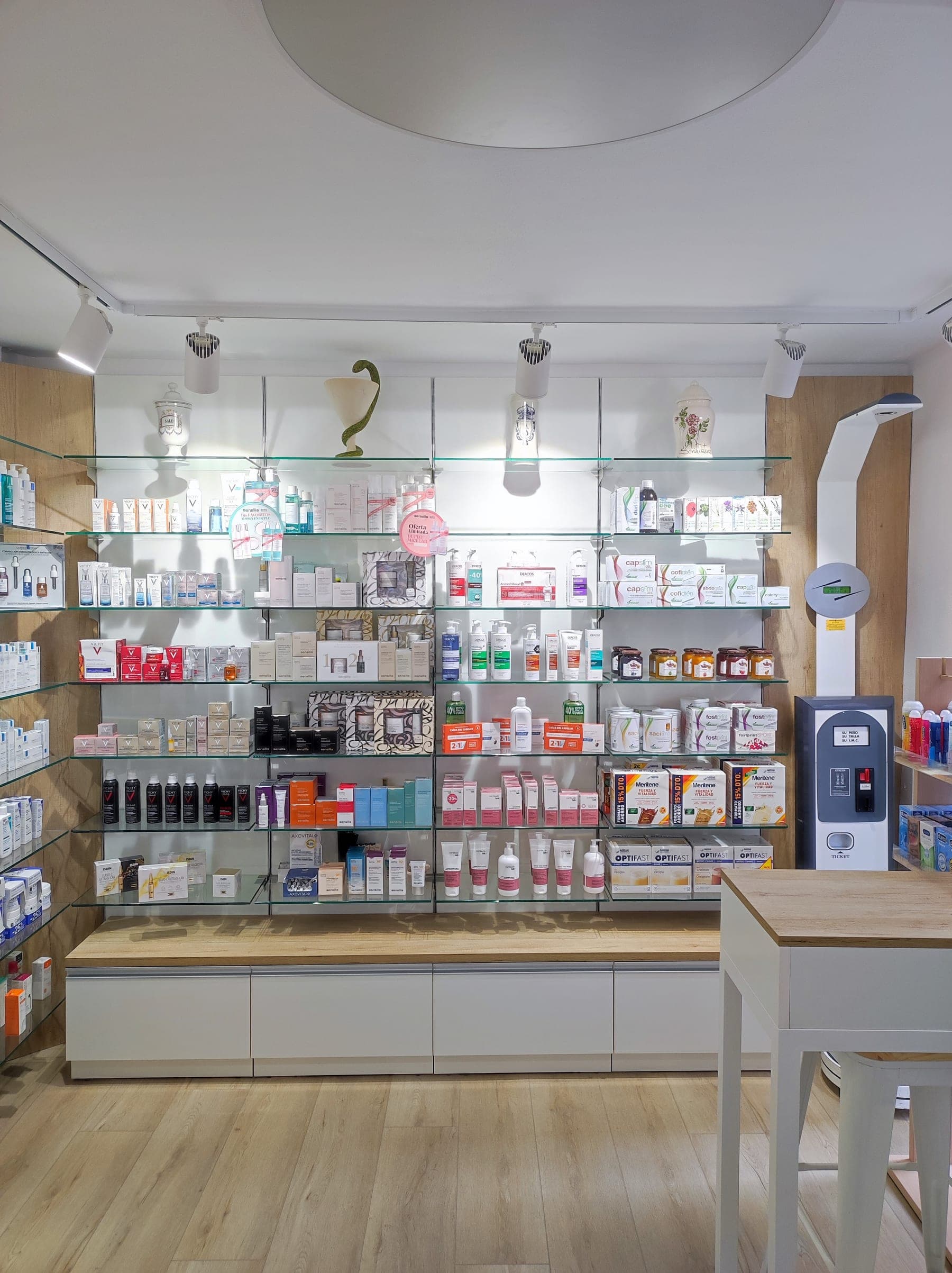 Interior de Farmacia Ricardo Revilla