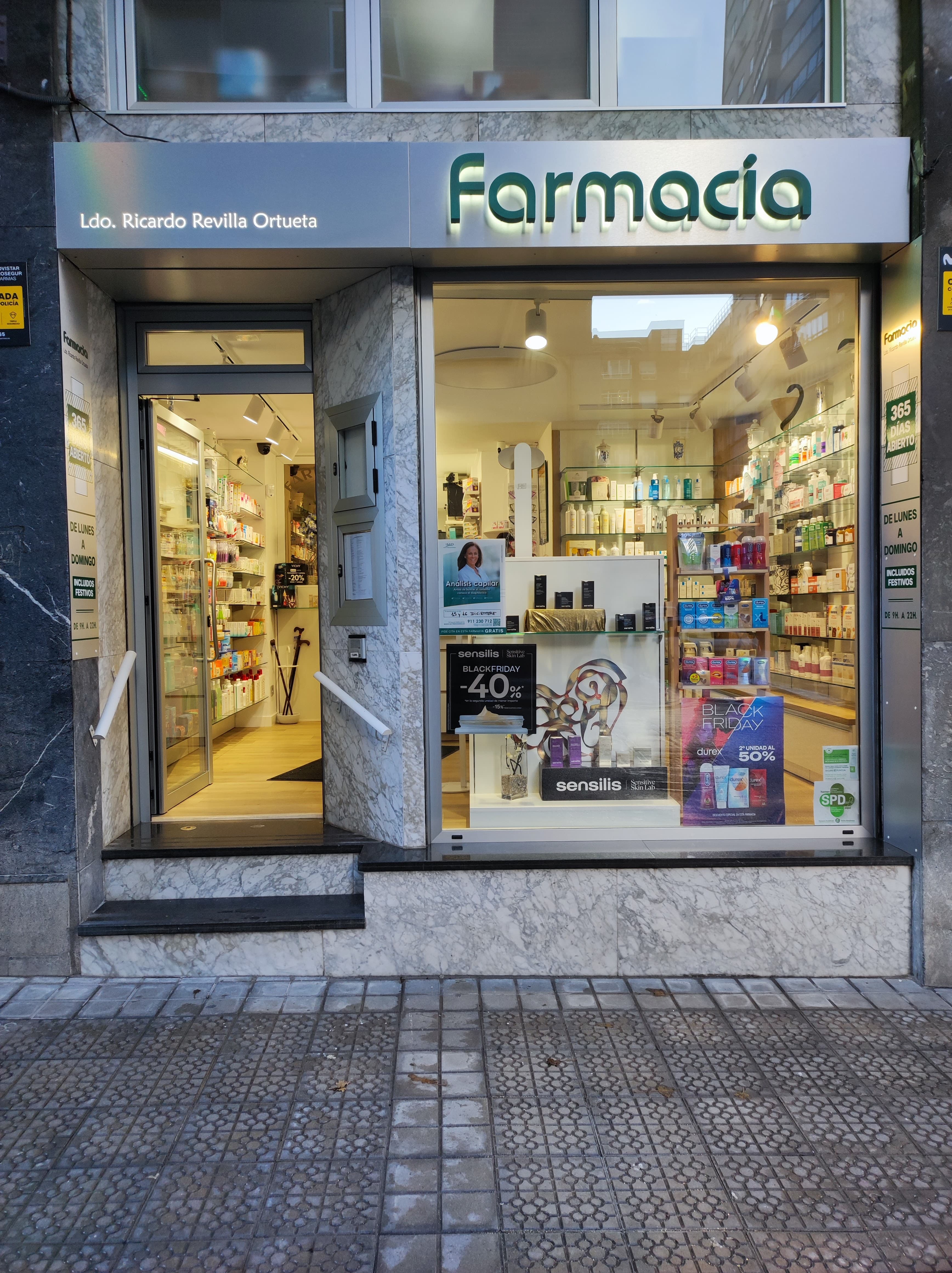 Fachada de Farmacia Ricardo Revilla en Bilbao